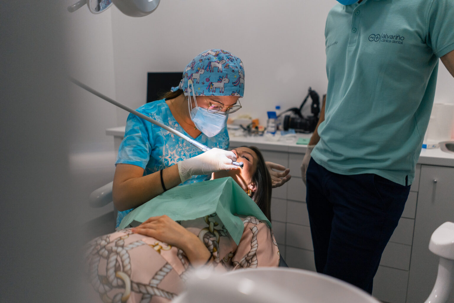 Brackets estéticos vs Brackets metálicos Clínica Dental Alvariño